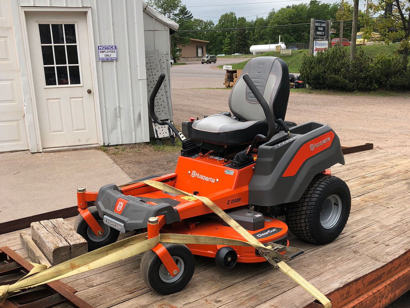 Husqvarna Z248F Special Edition 48 in Zero Turn Lawn Mower 21.5 HP Kawasaki